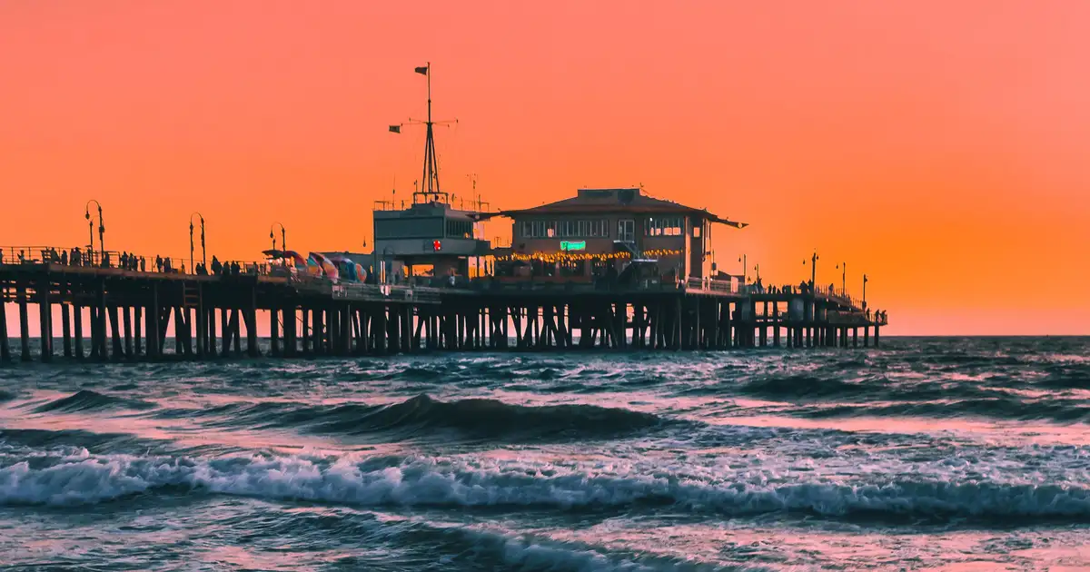 Capa fotográfica da fonte da Club Base: Santa Monica's Ocean Way Festival cancelled after hurricane erodes beach